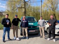 Bilen från Hangö har tagit sig till Ukraina, med hjälp av en hjälpsändning där bland annat stadsdirektör Denis Strandell (tredje från vänster) har ingått.