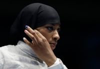 Fäktaren Ibtihaj Muhammad blev den första amerikanska idrottaren som tävlade i hijab i OS 2016.