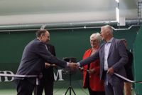 HTK:s egen tennishall är invigd, kan ordförande Leif Wikström (t.v.) och styrelsemedlem Joakim Berner konstatera. Stadsfullmäktiges ordförande Aila Pääkkö var också på plats i Hangö på lördagen.