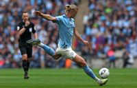 Erling Haaland och Manchester City kämpar om tre titlar i vår.