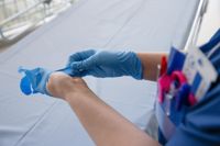Om folk blir rädda för att sjukvården tappar handskarna har vi en kris till på halsen. Välfärdsområdena och deras ekonomi diskuteras, bland annat i regeringsförhandlingarna.