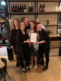 Mathilda Larsson, Ylva Perera, Daniel Wickström, Tatjana Brandt, Hanna Ylöstalo och Martina Moliis-Mellberg från Kritikbyrån tog emot Mikael Lybeck-priset på 5 000 euro på lördagskvällen.