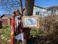Ulla Teeriaho var en av många som i en aktion i söndags vill rädda rädda träden i Parkbacken.