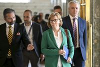 Partisekreterare Fredrik Guseff, ordförande Anna-Maja Henriksson och gruppordförande Anders Adlercreutz efter sitt möte med regeringssonderaren Petteri Orpo den 24 april.