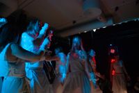 Studentteaterns modeshow övergår i ett hisnande dionysiskt vansinne.