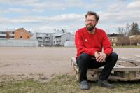 Niklas Montonen säger att många invånare och skolelever har glädje av grus- och gräsplanen vid Ånäs. Han anser att Borgå i stället för att bygga området fullt med hus kunde satsa på att växa i utkanterna av centrum, till exempel åt Östermalmshållet.
