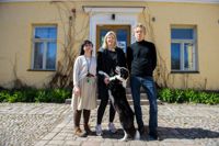 Jennifer Ramirez, Nonni Mäkikärki, hunden Pipa och Thomas Slätis på Lappvikens gård. – Det är något unikt som byggts upp här, säger Mäkikärki.