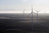 En storskalig utbyggnad av vindkraften kräver social acceptans och att vi inser att närmiljön förändras, påpekar forskare Antti Majava. Han anser att ny vindkraft därför i första hand borde byggas i ekonomiskogar.