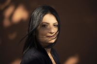 Sara Mofasser Johansson debuterar med jordnära realism på ett rätlinjigt språk som får fram både familjen hon skriver om och de historiska och samhälleliga strukturer som försätter dem i konfliktsituationer.