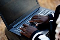 Flera studerande från Kenya har råkat riktigt illa ut när det visade sig att de själva måste betala höga terminsavgifter för studier i Finland, trots att det först hette att regionförvaltningen i Kenya skulle ge dem stipendier.