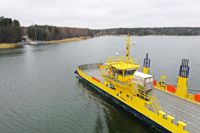 En större färja började trafikera rutten till Skåldö i fjol. Medan en eventuell framtida bro byggs skulle färjan fortsätta gå tills bron står klar.