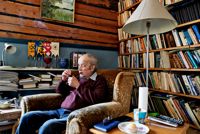 Pensionerade chefredaktören Kim Wahlroos ärvde huset på Sarvsalö efter sin farfar Helmer J Wahlroos. Han sitter gärna i sin favoritfåtölj och kopplar av med sin pipa.