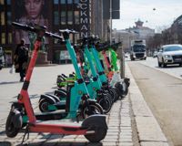 Elsparkscyklarna är fortsättningsvis ett hett samtalsämne i Helsingfors. De sex operatörerna får ha högst 700 elsparkcyklar vardera i centrum.