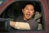 Steven Yeun som en bilförare som drabbas av rattraseri efter en incident på en parkeringsplats.