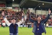 Rob McElhenney (t.v.) och Ryan Reynolds (t.h.) firar Wrexhams serieseger.