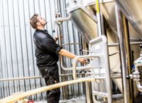 Åländska Stallhagen har en ny produktionsanläggning som hållit på att driva bryggeriet i konkurs. Den nya fabriken var större än vad företaget behövde.