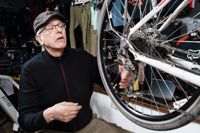 Johan Granbacka jobbar med en cykel som nyss lämnats in på service. Cykelförmånen har även fått fler att underhålla sina cyklar bättre, anser han.