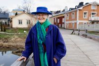 Benita Ahlnäs är en färgklick var hon än rör sig. Här i Gamla stan har hon sitt hem.