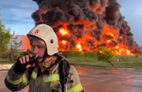 En bild som den av Ryssland tillsatte guvernören i Sevastopol, Michail Razvozjajev, publicerat på Telegram visar omfattningen av branden i oljedepån.