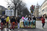 Många samlades vid Esplanadparken och Salutorget i Helsingfors på valborgsmässoaftonen, och sökte sig sedan vidare.