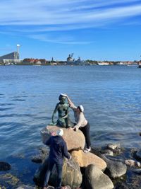 Timo Priha, ordförande för Finska föreningen i Köpenhamn tillsammans Hilla Biermann, aktiv i föreningen, har lagt studentmössan på Den lilla sjöjungfrun i Köpenhamn.