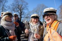 Leena Wolontis, Sari Latvalahti och Anna-Maria Wiljanen höjer en glad skål. Wiljanen har kommit så gott som direkt från Tokyo till Kajsaniemiparken.