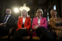 Att SFP och partiordförande Anna-Maja Henriksson förhandlar med Sannfinländarna och Riikka Purra är i det närmaste suicidalt beteende, anser insändarskribenterna.