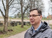 Markku Blom som är chef för begravningsväsendet i Borgå håller på och reder ut vad man kan göra för att hålla rådjuren borta från begravningsplatsen. - Något måste göras, säger han.