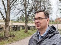 Markku Blom som är chef för begravningsväsendet i Borgå håller på och reder ut vad man kan göra för att hålla rådjuren borta från begravningsplatsen. - Något måste göras, säger han.
