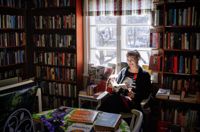 Marianne Petters har drivit antikvariatet Kojan i Dalsbruk i snart ett år, och säger att det är en dröm att få befinna sig bland böckerna och föra samtal med kunder.