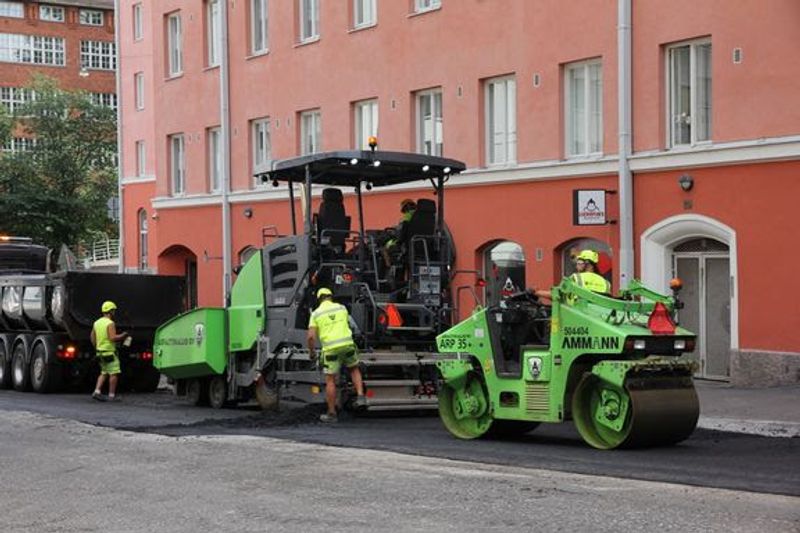 Här asfalteras Vilhelmsbergsgatan i Sörnäs.