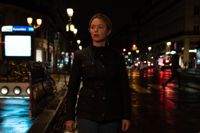 Virginie Efiras varma närvaro får en att vilja befinna sig i filmen Revoir Paris trots det som händer i den.