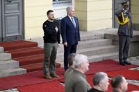 Volodomyr Zelenskyj och Sauli Niinistö träffades framför presidentens slott och lyssnade till ländernas nationalsånger.