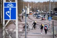 Många cyklister kör felaktigt på trottoaren, uppger polisen. Här korsar cyklister vägen i Tölö i Helsingfors. Arkivbild.
