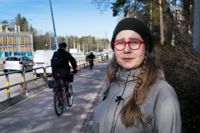 Henni Ahvenlampi, verksamhetsledare vid Helsingforsregionens cyklister, berättar att skyltning och omvägar för bilar kring byggarbetsplatser sköts med stort allvar. De vill att cyklister och fotgängare ska tas på samma allvar.