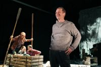 Timo Tuominen som Pentti Linkola i Nationalteaterns pjäs om den kontroversiella tänkaren. I bakgrunden familjen på roddtur (Panu Varstala, Eeva Putro och Mia Hafrén).