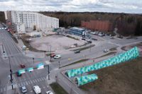 Den gamla bensinmacken i Ängskulla, som byggdes 1969, har rivits under vintern. Esbo stad har planer på att bygga ett grönskande torg framför Olars kyrka (den röda tegelbyggnaden). Det finns också en möjlighet att bygga en mindre paviljong med kafé eller kiosker på torget. De turkosa rören i förgrunden är ingångar till metrostationen.