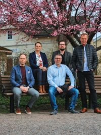 Karis Telefon och EKM Service, här representerade av, längst fram, Staffan Lindholm och Staffan Wirtanen, samt bakom dem, Jonna Kankaanpää, Andreas Koschinski och Ronnie Carlsson, har ingått ett samarbete