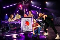 Fyrtio ungdomar står på Esbo stadsteaters scen i Supernova. I främsta raden fr.v. Adanna Tikander, Tuomas Salisbury och regissör David Sandqvist.