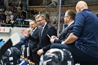 LKS 20230506 Päävalmentaja Jukka Jalonen jääkiekon miesten Tshekin Euro Hockey Tour turnauksen ottelussa Tshekki vs Suomi Brnossa, Tshekissä 4. toukokuuta 2023. LEHTIKUVA / PATRIK UHLIR \\Instructions: STT: N JUTTUUN Leijonat heräsi liian hitaasti