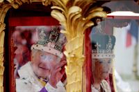 Här lämnar Storbritanniens kung Charles III och drottning Camilla Westminster Abbey efter kröningsceremonin – den första kröningen landet varit med om på 70 år. Kung Charles har bytt krona medan drottning Camilla bär sin kröningskrona, drottning Marys krona, som pryds av 2 200 diamanter.