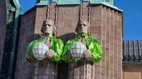 Bara vid ytterst speciella tillfällen brukar skulpturerna vid järnvägsstationen kläs i olika utstyrslar.