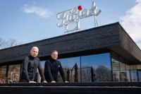 Restaurang Tuljak finns i en numera skyddad kafébyggnad från sovjettiden. Restaurangen som drivs av Tõnis Siigur (t.v.) och Martti Siimann ligger en bit utanför Tallinns centrum.