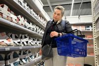 ”Det nya Ikea”, det vill säga det belarusiska företaget Swedhouse, har nyligen öppnat sin första affär i Moskva. Moskvakunderna är missnöjda. Urvalet är för litet, lokalerna för små och priserna för höga.