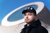 Robin ”Robbe” Björkskog har på några år skapat sig en internationell karriär som musikproducent och har sin hemmastudio i Esbo.
