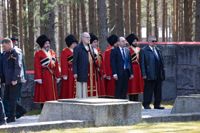 Både det finländska Kommunistiska arbetarpartiet och ryska diplomater besökte minnesmärket i Täktom i tur och ordning. På bilden står Belarus ambassadör Aleksei Samosuev till vänster om ministerrådet Leonid Anisimov från Ryssland längst fram till höger, under den senare ceremonin. 