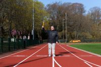 Gymnastikläraren Tua Piiroinen lotsar ett 40-tal flickor från Hoplaxskolans Munksnäsenhet till Stafettkarnevalen, många av eleverna i årskurs 7 deltar nu för första gången i idrottsfesten på Olympiastadion.