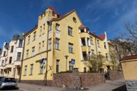 Leschehemmet verkar sedan 1950-talet i den här Jugendbyggnaden på Villagatan 3. Huset som ritades av byggmästaren Emil Svensson stod klart 1910 och var i början av förra seklet bostadshus. En stadsplaneändring omvandlar huset till dess ursprungliga användningsändamål, bostäder.