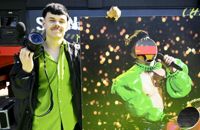 Den finländska vloggaren Juuso Karikuusi står redo att fotografera fans vid Käärijäs presskonferans i Liverpool i tisdags. Men också hemma i Finland slår Eurovisionsyran nya rekord.