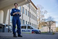 Äldre konstapel Johanna Lindroos vid Raseborgs polisstation i Ekenäs finns sedan början av maj både på Tiktok och Instagram. Det är en följd av att poliserna som utför förebyggande arbete satsar mera på sociala medier än tidigare.